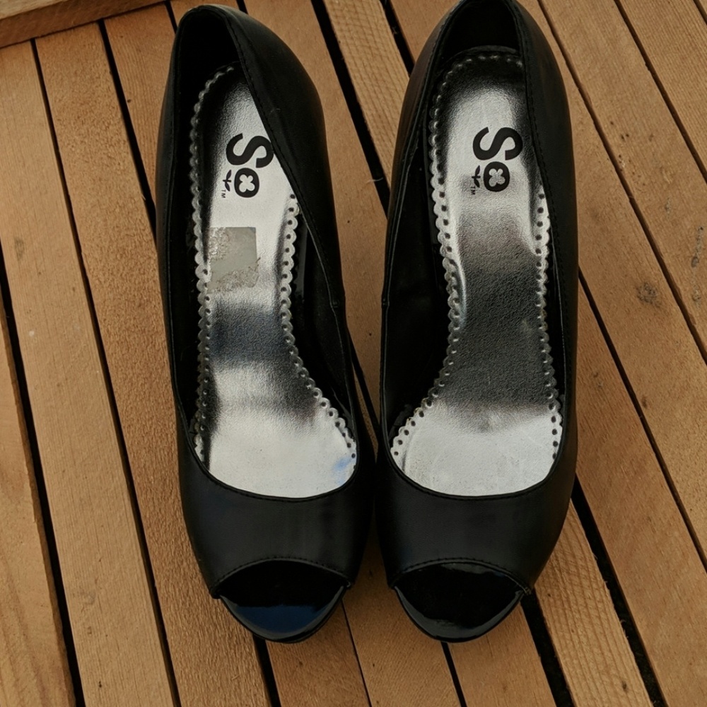 Basic black peep toe pump
